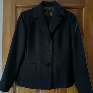 Jones Wear 2 Piece Black/White Pinstriped Pantsuit Size 6